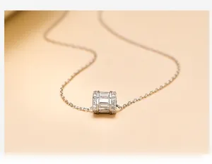 Gros plan du pendentif cylindre en argent S925 avec détails en zircons baguettes