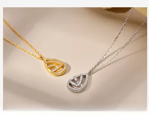 Vue macro des pendentifs goutte en argent S925 évidés avec micro-pavage de zircons