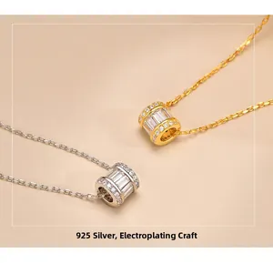 Vue détaillée des pendentifs cylindriques en argent 925 avec sertissage de zircons