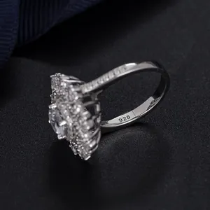 Détail macro d'une bague en argent 925 avec grand zircon rond et gravure 925