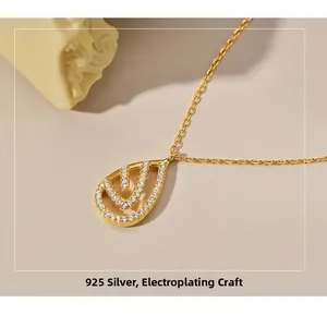 Détail du pendentif goutte creuse en argent 925 avec micro-serti de diamants blancs