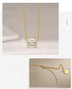 Détail du pendentif cylindre doré orné de zircons cubiques brillants et ajustables
