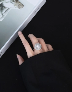 Bague en argent S925 avec grand diamant rond central et halo de fleurs vintage