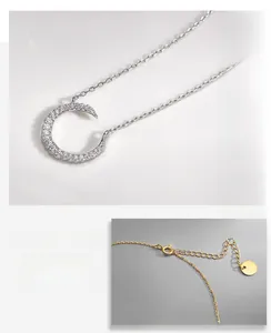 Détail du pendentif lune S925 avec zircons et fermoir mousqueton en argent poli