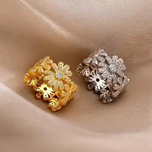 S925 sterling silver daisy rings with pavé cubic zirconia in gold and silver finish
