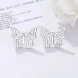 Détail macro de boucles d'oreilles papillon en argent S925 serties de zircons étincelants