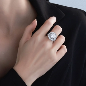 Bague fleur en argent S925 avec zircons blancs étincelants sur la main du mannequin