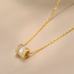 Élégant collier avec pendentif cylindre en argent S925, plaqué or et zircons brillants