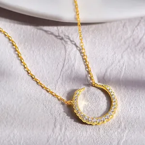 Collier élégant en argent S925 doré avec pendentif lune et zircons étincelants