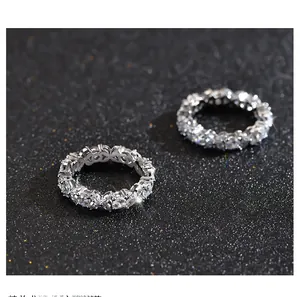 Gros plan de deux bagues éternité en argent S925 serties de diamants marquise