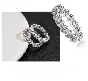 Détails macro de bagues éternité en argent 925 avec pierres marquise et zircons brillants