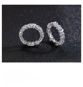 Vue macro détaillée de bagues en argent S925 avec zircons ronds et de taille marquise
