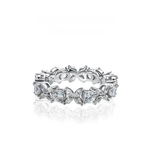 Vue détaillée d'une bague en argent S925 sertie de zircons cubiques taille marquise