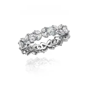 Vue détaillée de la bague en argent sterling S925 avec pierres de zircone étincelantes