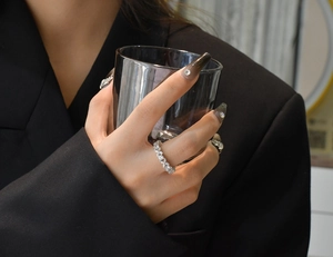 Gros plan d'une bague dentelle en argent S925 sertie de diamants portée par un mannequin