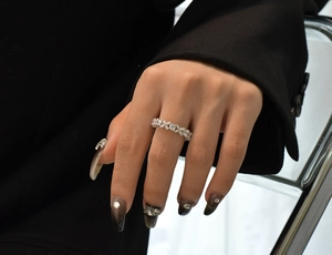 Détail de bague en argent S925 sertie de diamants taille marquise et ronds brillants