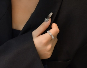 Gros plan d'une bague en argent S925 avec zircons scintillants en forme de dentelle