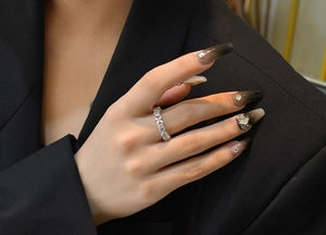 Détail d'une bague en argent S925 avec zircons scintillants taille marquise au doigt