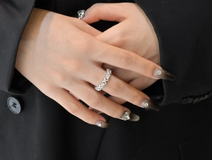 Vue détaillée des pierres de zircone sur une bague en argent s925 au style dentelle