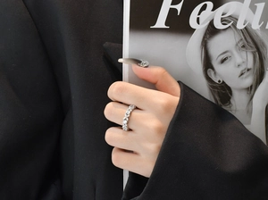 Bague en argent S925 sertie de diamants marquise portée avec un magazine de mode