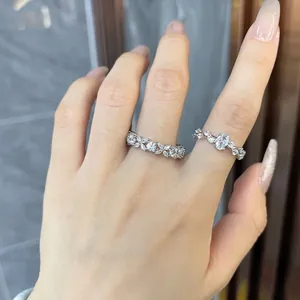 Ensemble de bagues en argent S925 avec zircons scintillants portées à la main