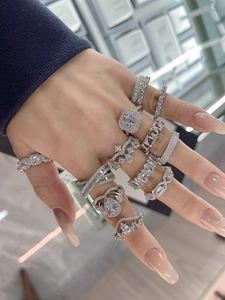 Détail de bagues en argent sterling S925 avec zircons portées sur une main de femme