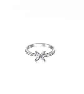 Détail de la bague trèfle en argent S925 avec micro-sertissage et finition polie