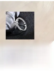Macro d'une bague trèfle en argent S925 avec sertissage de micro zircons brillants