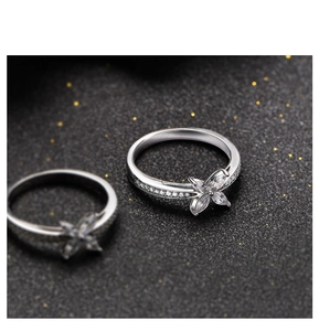 Vue macro de bagues papillon en argent S925 serties de zircons marquise sur fond sombre