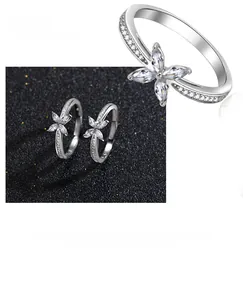 Détail d'une bague ouverte en argent S925 sertie de pierres trèfle à la coupe marquise