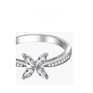 Vue détaillée d'une bague trèfle en argent S925 sertie de zircons en taille marquise