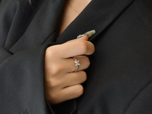 Vue détaillée d'une bague en argent avec trèfle en cristaux de taille marquise