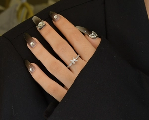 Détail d'une bague papillon en argent S925 avec des cristaux étincelants de taille marquise