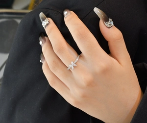 Détail d'une bague trèfle en argent sterling S925 avec pierres marquises sur la main