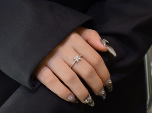 Gros plan sur la bague trèfle en argent S925 avec zircons marquise et micro-pavage