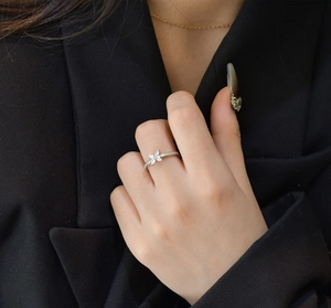 Détail macro de la bague trèfle en argent S925 avec zircons marquise et accents pavés