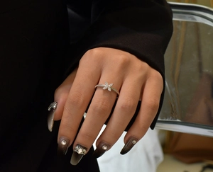 Détail de la bague trèfle en argent S925 avec zircons marquise sur le doigt du modèle