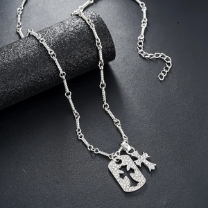 Silberne Kreuz-Halskette mit funkelnden Steinen an einer gedrehten Kette