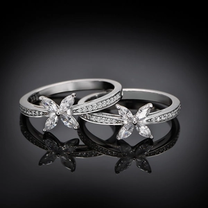 Bague trèfle élégante en argent S925 avec zircons taille marquise sur un fond sombre et poli