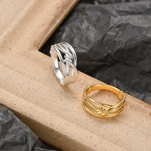 Bagues nœud en argent sterling S925 en finitions or et argent sur support bois