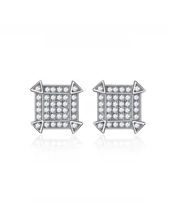 Détail de boucles d'oreilles carrées en argent 925 avec serti de zircons cubiques brillants
