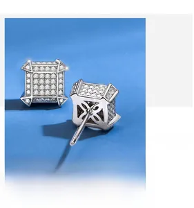Détail macro de boucles d'oreilles carrées en argent S925 avec zircons cubiques