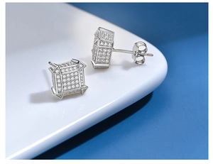 Gros plan de boucles d'oreilles carrées en argent S925 avec micro-pavage complet de zircones