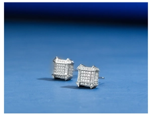 Vue macro de boucles d'oreilles carrées en argent S925 avec diamants micro-pave étincelants