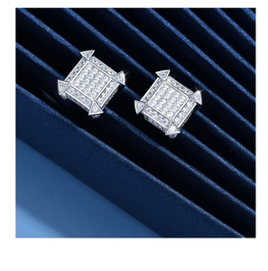 Vue macro de boucles d'oreilles carrées en argent avec micro-pavage de zircons brillants