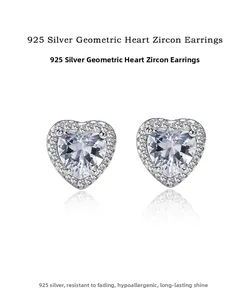 Vue détaillée des boucles d'oreilles cœur en argent 925 avec zircon brillant à haute teneur