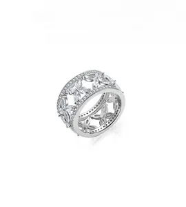 Détail de la bague en argent sertie de zircons marquise et motif trèfle ajouré