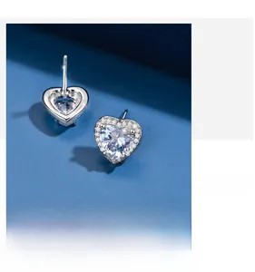 Vue macro de boucles d'oreilles cœur en argent 925 avec zircons brillants et détails