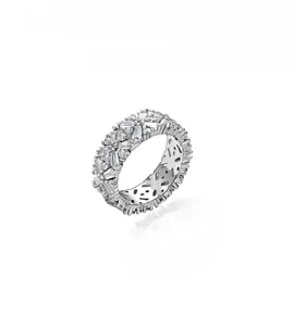 Macro shot of 925 silver ring featuring clover pattern with rectangular cubic zirconia