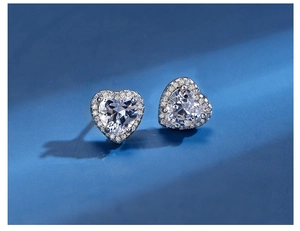Vue macro des boucles d'oreilles cœur en argent S925 avec sertissage halo étincelant